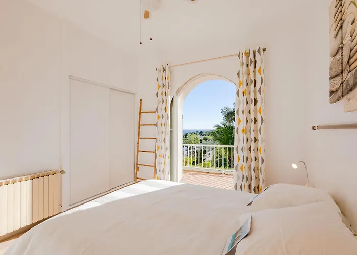 Les Chevrefeuilles By Interhome